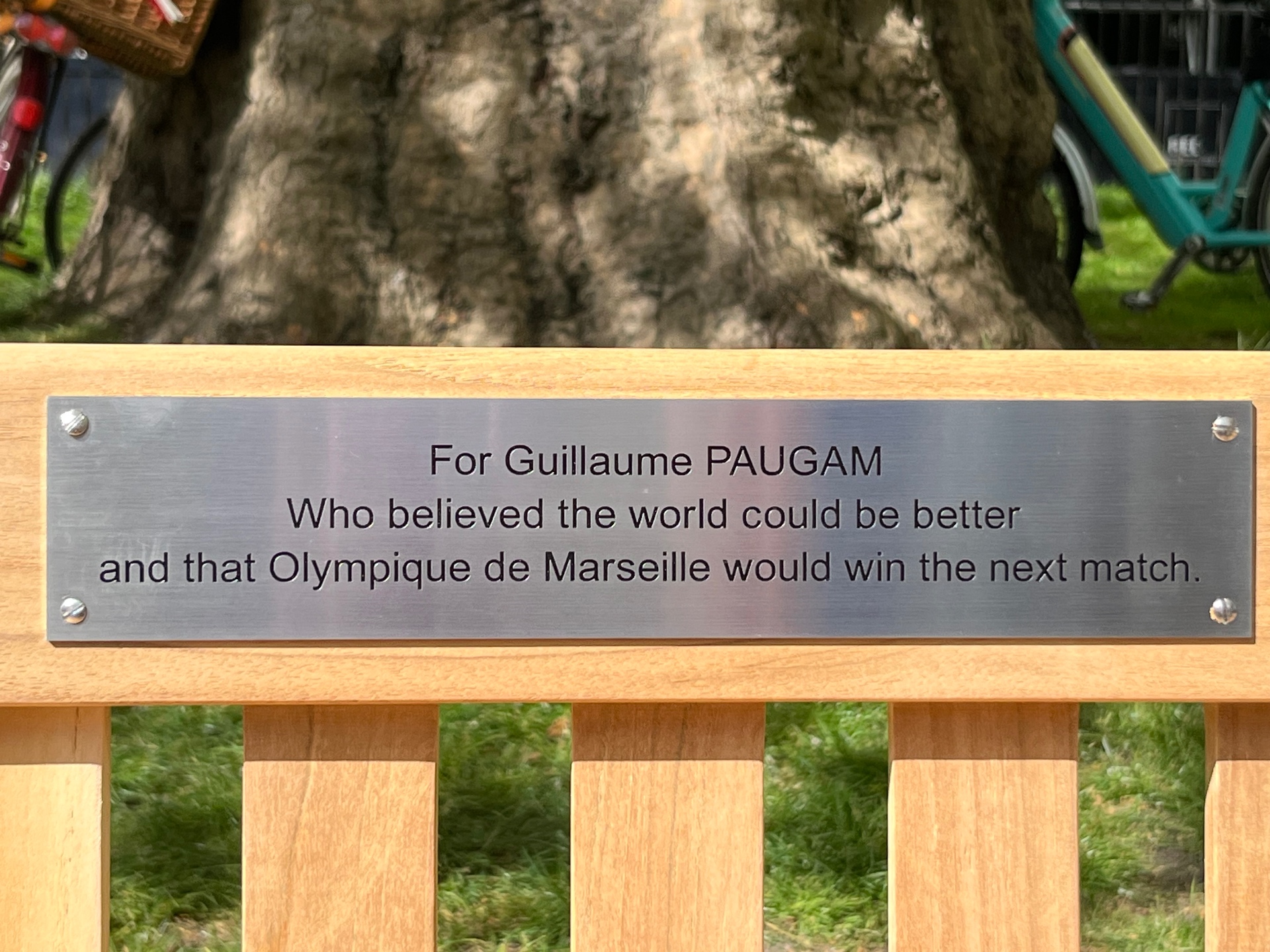 Banc dédié à Guillaume par ses amis, dans le parc de Lincoln's Inn Field à Londres